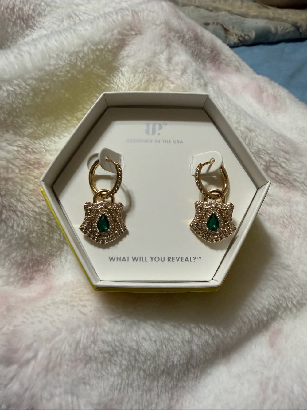 Bold and Unbothered: Emerald on Gold